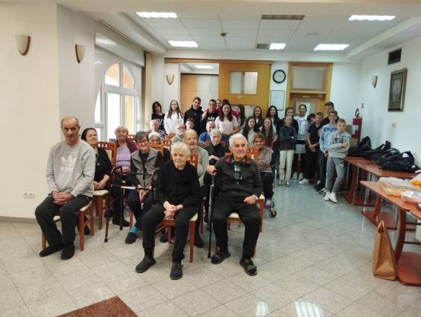 Učenici Osnovne &scaron;kole Stjepana Radića razveselili &scaron;tićenike staračkoga doma